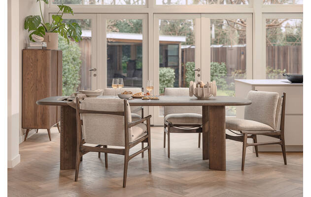 Goossens eetkamerstoel alison beige stof - 8260230-goossens-slim-eettafel-eiken-donker-bruin-01