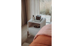 Goossens nachtkastje lombardy beige stof - 8250157-goossens-lombardy-nachtkastje-stof-01